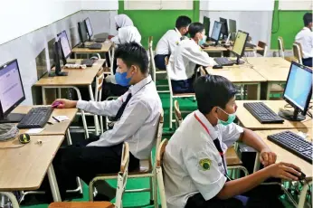  ?? AHMAD KHUSAINI/JAWA POS ?? LEBIH NYAMAN: Siswa SMPN 5 mengikuti ANBK gelombang kedua kemarin (6/10).