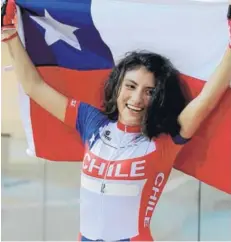  ??  ?? ► Catalina Soto ondea la bandera chilena.