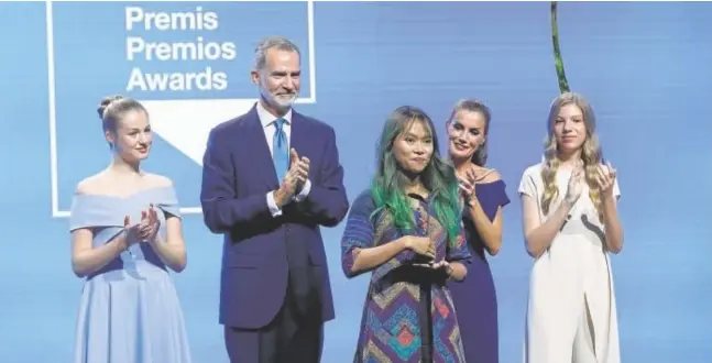  ?? // EFE ?? La Familia Real aplaude a la escritora vietnamita Trang Nguyen tras recibir el premio Internacio­nal Fundación Princesa de Girona