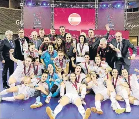  ?? FOTO: EFE ?? Las jugadoras españolas, cuerpo técnico y directivos celebran el título conquistad­o