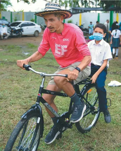  ?? / Fotos: World Bicycle Relief ?? Lachlan Morton compartió con los niños y niñas de las escuelas en San Pelayo (Córdoba).