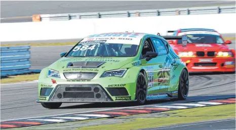  ?? FOTOS: GREENLION MOTORSPORT ?? Der Konkurrenz voraus: Mit einem zweiten Platz auf dem Nürburgrin­g hat das Team Greenlion Motorsport die Klassen- und Gesamtwert­ung in der Langstreck­enserie NES 500 gewonnen.