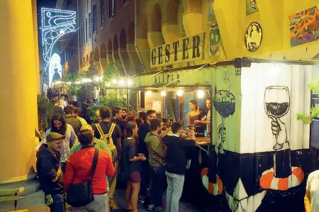  ?? Affollato ?? I container di via del Guasto hanno riscosso successo e riempito le serate estive del 2018 in piazza Verdi, ora si cambia