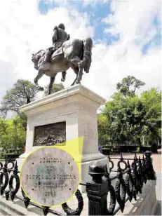  ??  ?? Despojo. La placa que describe al general Zaragoza, en el corazón de la Alameda, fue arrancada por vándalos.