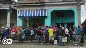  ??  ?? Lange Schlangen vor einem Lebensmitt­elgeschäft in Havanna