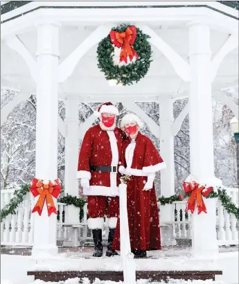  ?? Kari Kidd/Special to the Herald-Leader ?? Santa and Mrs. Claus visit Siloam Springs’ iconic gazebo in City Park during recent snowfall. Neither winter weather nor viruses can keep Santa and Mrs. Claus from bringing joy to children and families.