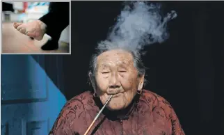  ?? HOW HWEE YOUNG / EFE ?? Martirizad­a. La señora Zhao, de 92 años, a quien desde los seis su madre le empezó a vendar los pies.