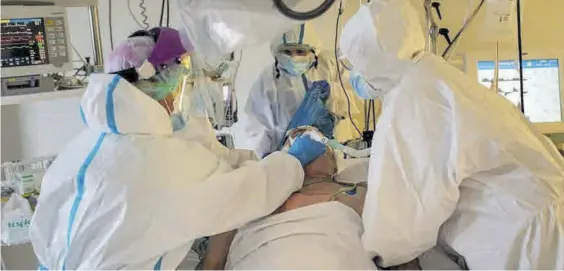  ?? EMILIO FRAILE ?? El equipo de la UCI atiende a uno de los enfermos de coronaviru­s ingresados en el Hospital Virgen de la Concha de Zamora.