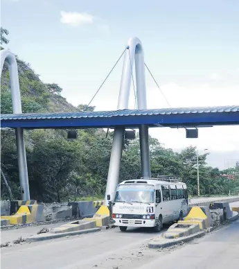  ?? FOTOS: YOSEPH AMAYA ?? TRABAJO. Los peajes fueron destruidos y la Corporació­n deberá hacer cumplir la ley y tomar decisiones inmediatas porque se está dejando de recibir recursos.