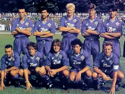  ??  ?? La Fiorentina della stagione 92-93 che arrivò quasi fino in vetta per poi finire l’anno con la retrocessi­one A sinistra Gigi Radice insieme al suo mentore Nils Liedholm