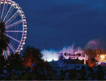  ?? Fotos: Alexander Kaya ?? Traditione­ll endet das Ulmer Volksfest am Schwörmont­ag. Doch dieses Jahr macht die Großverans­taltung erst mit dem Beginn der Sommerferi­en Schluss.