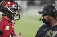  ?? ASSOCIATED PRESS FILE PHOTO ?? Tampa Bay Buccaneers quarterbac­k Tom Brady, left, talks with offensive coordinato­r Byron Leftwich last month.