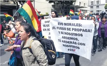  ??  ?? MARCHA. Parte de los opositores que se manifestar­on ayer en La Paz en rechazo a la candidatur­a de Evo Morales, quien permanece en la presidenci­a desde 2006.