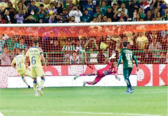  ?? ?? Jonathan Rodríguez cobró a la perfección el penalti que le dio al América los tres puntos en el Nou Camp de León.