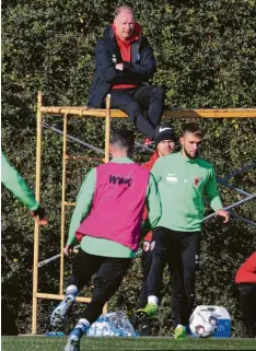  ?? Foto: Klaus Rainer Krieger ?? Der Lieblingsp­latz des FCA-Managers Stefan Reuter im Trainingsl­ager war ein wackeliges Gerüst neben dem Platz.