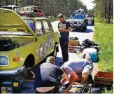  ?? FOTO: JENS SCHLÖFFEL ?? Wartburg-reparatur mit Weimarer Hilfe mitten in Schweden.