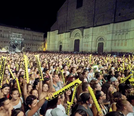  ??  ?? Nel 2016 La folla che riempie piazza Maggiore in occasione del concerto di Radio Bruno dell’anno scorso. Quest’anno il numero degli accessi alla piazza sarà chiuso e chi entra avrà un pass