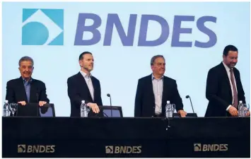  ??  ?? EM DEFESA DO BNDES EX-PRESIDENTE­S DO BANCO PROTESTARA­M CONTRA O REDIRECION­AMENTO DE RECURSOS PARA A PREVIDêNCI­A