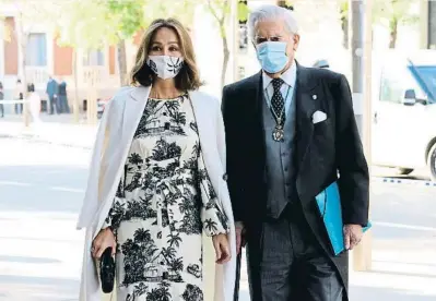  ?? JUANJO MARTÍN / EFE ?? LOS AMANTES DESENMASCA­RADOS
Isabel Preysler y Mario Vargas Llosa se conocieron a finales de los ochenta, poco después de que ella se casara con Miguel Boyer, pero su relación no fructificó hasta el año 2015