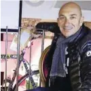  ??  ?? Christophe Agnolutto, à côté du vélo avec lequel il a gagné l’étape du Tour en 2000. Ce vélo, repeint par une artiste, est exposé dans un lieu branché de Pau.
