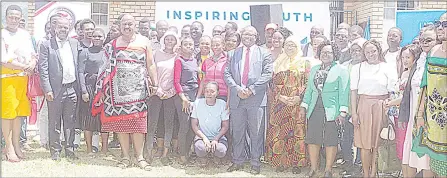  ?? (Pics; Phiwase Phungwayo) ?? Minister of Commerce, Industry and Trade Manqoba Khumalo (C) posing with officials and stakeholde­rs together with Ludzeludze youth.