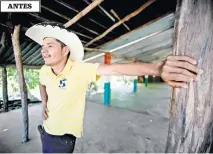  ??  ?? Cemeí Verdía Zepeda aún no deja por completo las armas, ya que es el comandante de la guardia comunitari­a de Santa María Ostula. Sin embargo, ha podido retomar sus actividade­s en el campo y cultiva papaya en la comunidad de El Zapote.