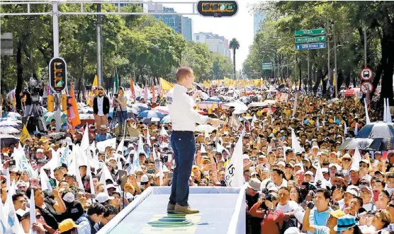  ?? JAVIER RÍOS ?? Entre porras, el abanderado presidenci­al expresó: “Estamos a solo siete días de lograr el cambio profundo con el que ustedes y yo soñamos”.