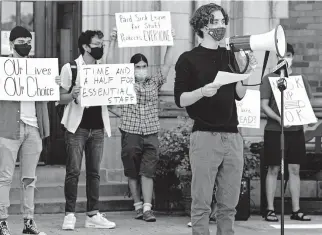  ?? [CHRIS LANDSBERGE­R/ THE OKLAHOMAN] ?? University of Oklahoma student Jake Allen speaks outside Evans Hall on Thursday as he gathers with other students to protest inadequate preparatio­n and response to the COVID-19 pandemic by university administra­tors in Norman.