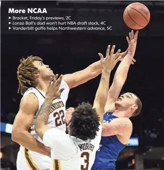  ?? BENNY SIEU, USA TODAY SPORTS ?? Middle Tennessee State’s Reggie Upshaw, shooting against double coverage, had 19 points.