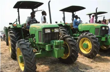  ??  ?? KINDALA MANUEL| EDIÇÕES NOVEMBRO Produtores associados em cooperativ­as receberam tractores para trabalhar a terra