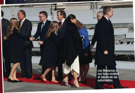  ??  ?? Los Monarcas y sus hijas reciben el saludo de las autoridade­s.