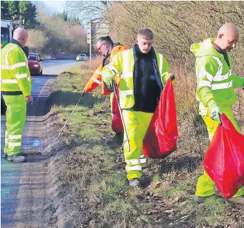  ?? ?? Clean up South Lanarkshir­e Council are taking part in a Keep Scotland Beautiful campaign