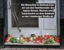  ??  ?? Die .enschen in Harburg trauern um den Familienva­ter. Sie legten Kerzen, Blumen und Trauerkart­en an dem Gebäude an der Lüneburger Straße ab.