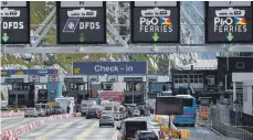  ?? FOTO: DPA ?? Fahrzeuge am Check-in-Terminal im Hafen von Dover: Chaos droht.