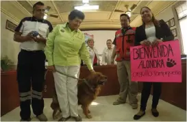  ?? JOSÉ LUIS TAPIA ?? La alcaldesa reconoció la labor de la perrita y sus entrenador­es.