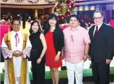 ??  ?? MARCO POLO PLAZA.
After the tree blessing, from left, Msgr. Roberto Alesna, Cathay Pacific’s Connie Cimafranca, GMA 7’s Ann Marie Tan, Grace Paulino from the Cebu Vice Governor’s office and general manager Brian Connelly.