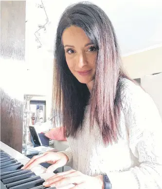  ?? CONTRIBUTE­D PHOTO ?? Gambo native April Goulding at the piano in her home in Laval, Que.