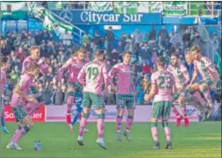  ??  ?? Los jugadores del Betis calientan antes de un partido.