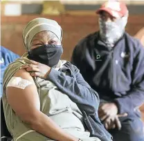  ?? Picture: Brenton Geach/Gallo Images ?? Western Cape health MEC Nomafrench Mbombo with farmers at a pop-up vaccinatio­n bus in the province.