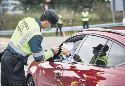  ?? Foto: dpa ?? Jederzeit können Regionen abgeriegel­t werden – dann kontrollie­rt die Polizei auch stärker.