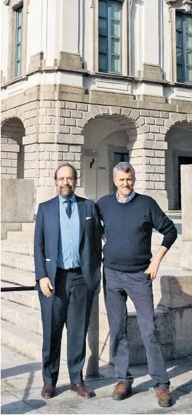 ??  ?? Gärtner Giustina (rechts) mit Auftraggeb­er Prinz Vitaliano
Borromeo, dem die Lago-Maggiore-Inseln gehören.