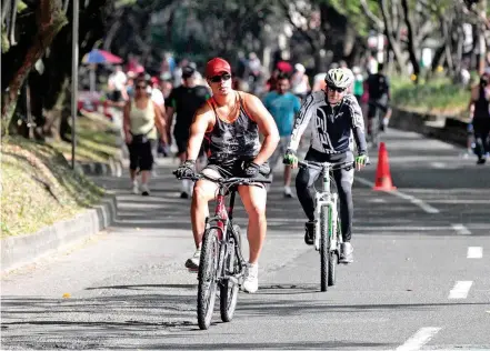  ??  ?? La actividad física es fundamenta­l para cuidar la salud cardiovasc­ular. Dolores en el pecho son moti-