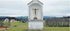  ?? FOTO: MARIA LUISE STÜBNER ?? Soll wieder von zwei großen Bäumen flankiert werden: der Bildstock am Giebelweg in Maria-Thann.