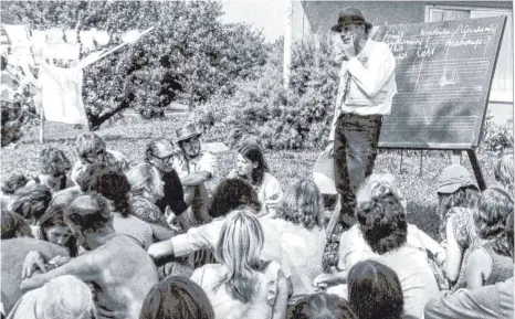  ?? FOTO: RAINER RAPPMANN, VG BILD-KUNST ?? Joseph Beuys auf der Sommertagu­ng 1973 im Garten des Humboldt-Hauses in Achberg bei Ravensburg.