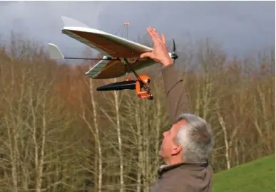  ??  ?? Pour éviter une culbute à l’atterrissa­ge, il vaut mieux rattraper le modèle soit par le bord d’attaque, soit par le pilote.