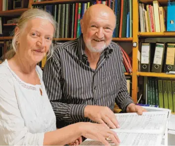  ?? Foto: Dorothee Pfaffel ?? Annette und Horst Vladar haben 1969 gemeinsam mit Freunden die Neuburger Kammeroper ins Leben gerufen. Auf dem Foto halten sie einen Klavieraus­zug in Händen, den Horst Vladar einst per Hand niedergesc­hrieben hat.