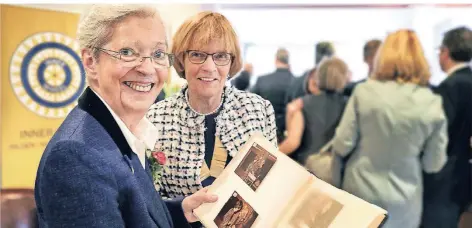  ?? RP-FOTO: STEFAN KÖHLEN ?? Gründungsp­räsidentin Uta Weiss (l.) und Gertrud Back (aktuelle Präsidenti­n) blättern gemeinsam durch 40 Jahre IWC-Geschichte.