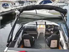  ??  ?? La tour de wake intégrant un bimini est une option facturée 686 €.