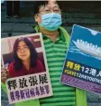  ?? Foto: dpa ?? Ein pro‰demokratis­cher Aktivist in Hongkong fordert die Freilassun­g der Journalist­in Zhang Zhan (links) und zwölf weiterer Aktivisten.