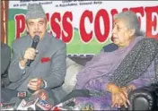  ?? NITIN KANOTRA /HT ?? Senior Congress leader Ghulam Nabi Azad with AICC general secretary Ambika Soni in Jammu on Friday.